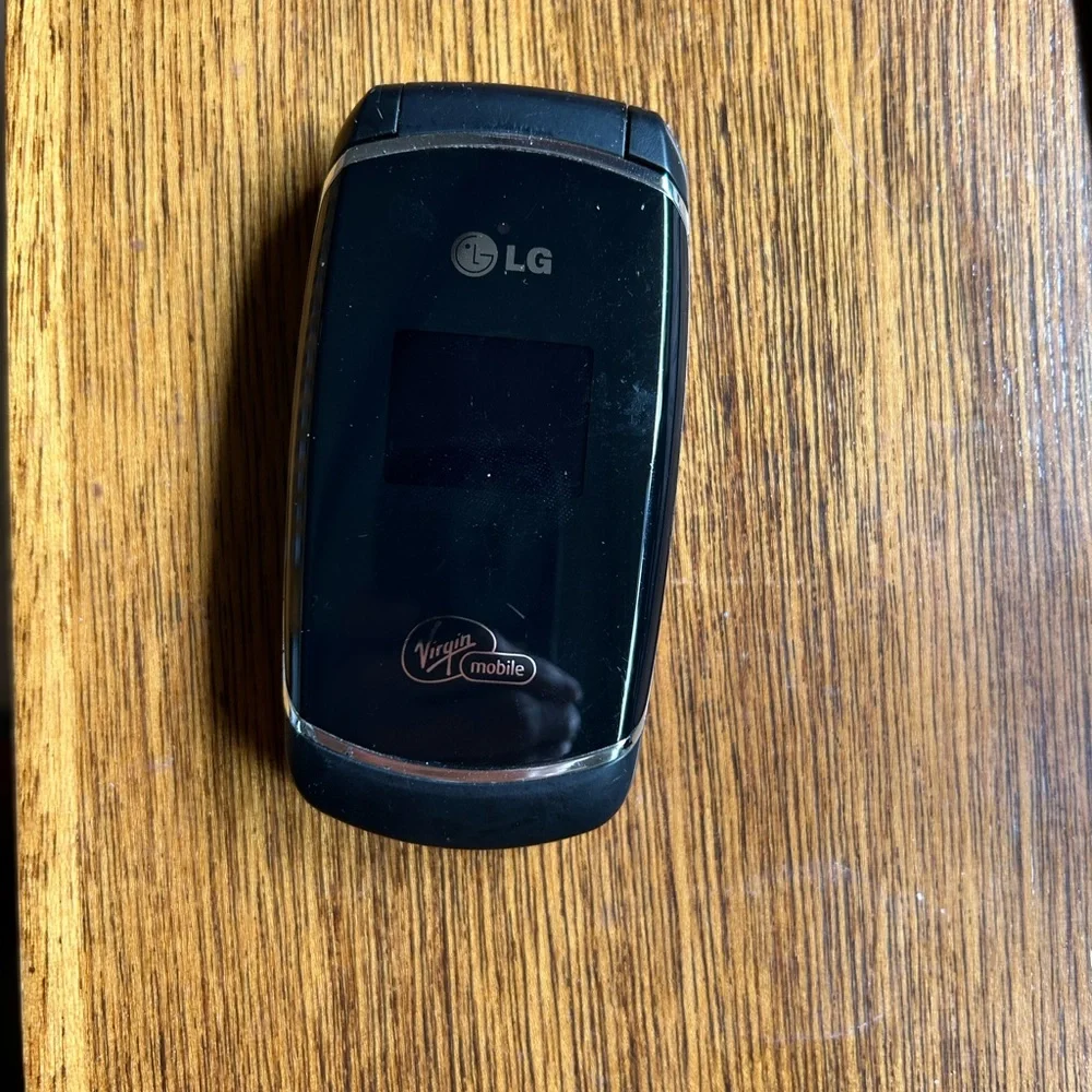 LG Flip Phone - Black
